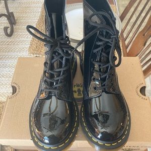 DR. MARTENS WOMEN'S 1460 W COMBAT BOOT, BLACK PATENT LAMPER LEATHER (US 7)